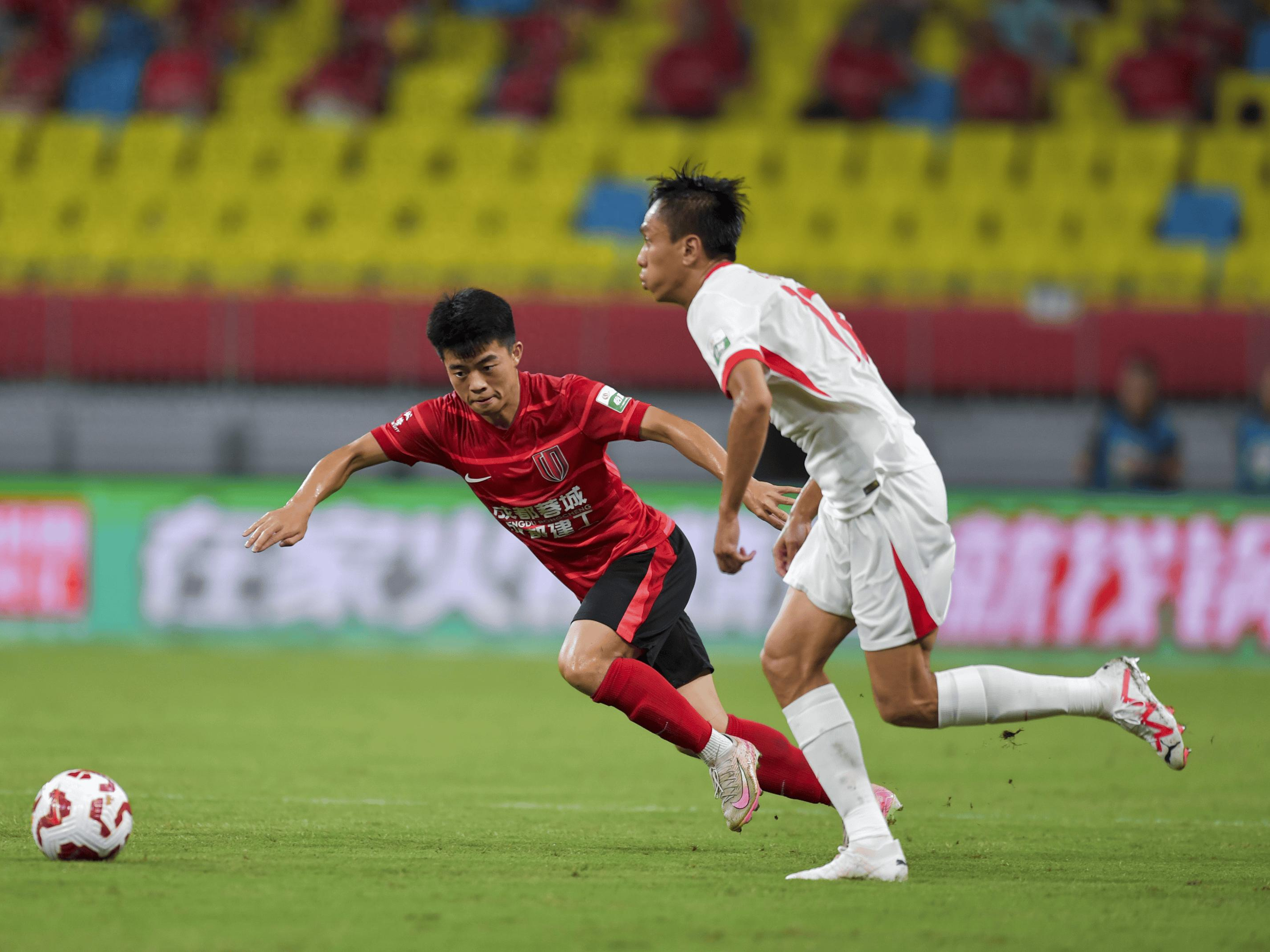 新冠疫情下国内足球联赛再度开赛，球迷热情高涨的简单介绍