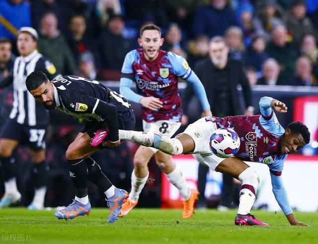 亚博体育-华德斯菲尔德客场逼平米尔沃尔，保持不败的简单介绍